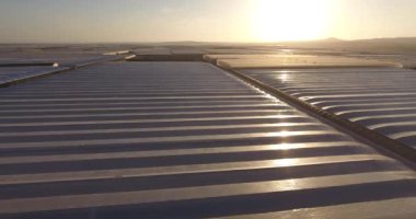 gün batımında seralar havadan görünümü