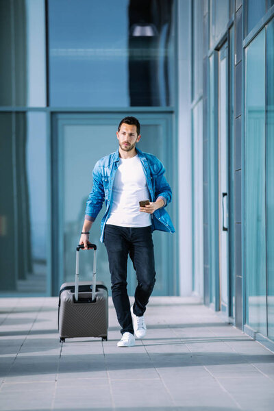 молодой бизнесмен, идущий по финансовому району
 