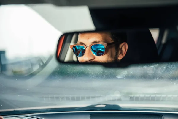 Retrato feliz jovem motorista reflexão no carro dentro vista mi — Fotografia de Stock