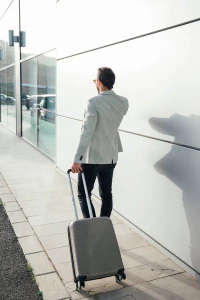 Homem no aeroporto com mala — Fotografia de Stock