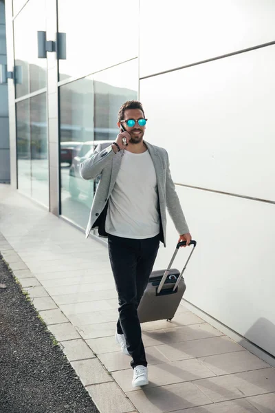 Homem no aeroporto com mala — Fotografia de Stock