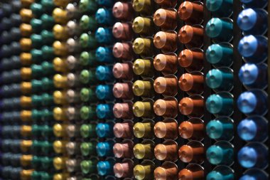 New York, Usa - 6 Ekim 2019: New York 'taki Nespresso mağazasının içi. Nespresso makineleri kahve ya da kahve kapsüllerinden espresso ve kahve yapar..