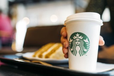 New York, Usa - 5 Kasım 2019 Starbucks kahvesinde kekli uzun bir Starbucks kahvesi. Starbucks, 61 ülkede 20.000 'den fazla mağazası olan dünyanın en büyük kahve dükkânı..