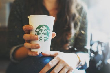 New York, Usa - 5 Kasım 2019 Starbucks kahve dükkanında havuçlu kek içen bir kadının yakın çekimi. Starbucks, 20.000 'den fazla mağazası olan dünyanın en büyük kahve dükkânı.