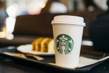New York, Usa - 5 Kasım 2019 Starbucks kahvesinde kekli uzun bir Starbucks kahvesi. Starbucks, 61 ülkede 20.000 'den fazla mağazası olan dünyanın en büyük kahve dükkânı..