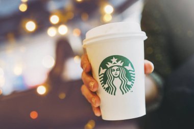New York, Usa - 5 Kasım 2019 Starbucks kahve dükkanında havuçlu kek içen bir kadının yakın çekimi. Starbucks, 20.000 'den fazla mağazası olan dünyanın en büyük kahve dükkânı.