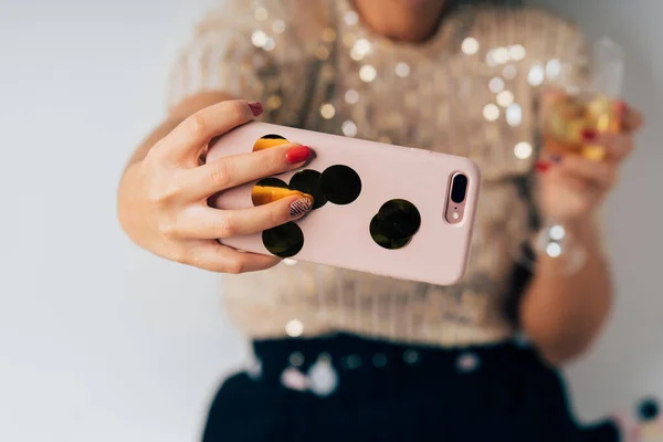 Close up tiro de fêmea fazendo uma selfie segurando taça de champanhe para brindar em uma festa de Natal . — Fotografia de Stock