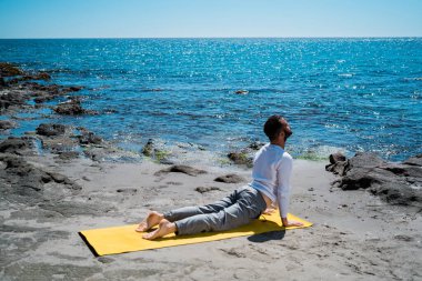 Kumsalda Yoga Çalışan Yakışıklı Adam