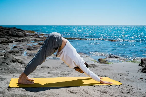 Handsome Man Practicing Yoga By a Beach — ストック写真
