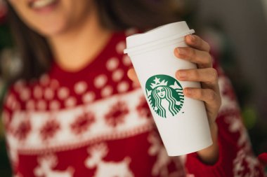 New York, Usa - 24 Kasım 2019: Uzun Starbucks Kupasını Tutan Mutlu Kadın.