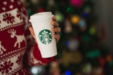 New York, Usa - 24 Kasım 2019: Bir Starbucks Yeni 2019 Noel Tatil Kupası 'nı elinde tutan kadın.
