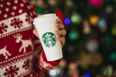 New York, Usa - 24 Kasım 2019: Bir Starbucks Yeni 2019 Noel Tatil Kupası 'nı elinde tutan kadın.