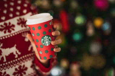 New York, Usa - 24 Kasım 2019: Bir Starbucks Yeni 2019 Noel Tatil Kupası 'nı elinde tutan kadın.