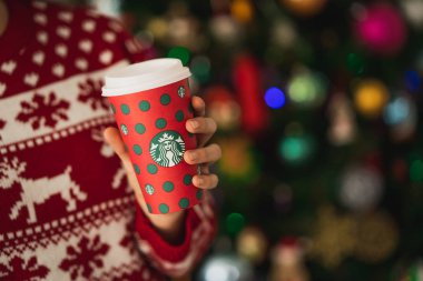 New York, Usa - 24 Kasım 2019: Bir Starbucks Yeni 2019 Noel Tatil Kupası 'nı elinde tutan kadın.