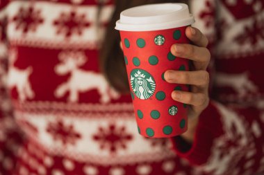 New York, Usa - 9 Aralık 2019: 2019 Yılbaşı Tatili boyunca Noel Kazağı Giyen Bir Kadın Starbucks Tutuyor.