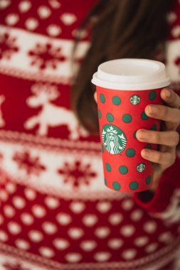 New York, Usa - 9 Aralık 2019: 2019 Yılbaşı Tatili boyunca Noel Kazağı Giyen Bir Kadın Starbucks Tutuyor.