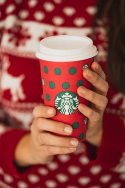 New York, Usa - 9 Aralık 2019: 2019 Yılbaşı Tatili boyunca Noel Kazağı Giyen Bir Kadın Starbucks Tutuyor.