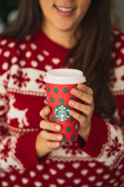 New York, Usa - 9 Aralık 2019: 2019 Yılbaşı Tatili boyunca Noel Kazağı Giyen Bir Kadın Starbucks Tutuyor.