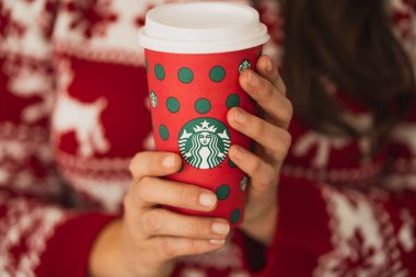 New York, Usa - 9 Aralık 2019: 2019 Yılbaşı Tatili boyunca Noel Kazağı Giyen Bir Kadın Starbucks Tutuyor.