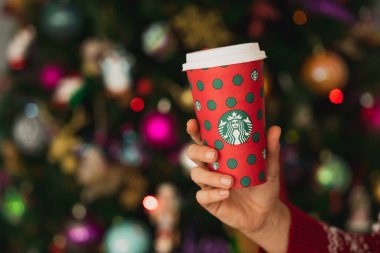 New York, Usa - 24 Kasım 2019: Bir Starbucks Yeni 2019 Noel Tatil Kupası 'nı elinde tutan kadın.