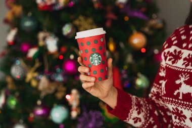 New York, Usa - 24 Kasım 2019: Bir Starbucks Yeni 2019 Noel Tatil Kupası 'nı elinde tutan kadın.