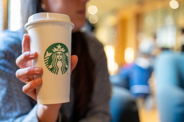 New York, Usa - 1 Aralık 2019 İş Kafkasyalı Kadın Starbucks Kahve Dükkanında Uzun Bir fincan Starbucks Kahvesine Mola Verdi.