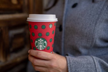 New York, Usa - 5 Aralık 2019: Sokakta uzun bir Noel Starbucks kahvesi tutan bir kadına yakın çekim.
