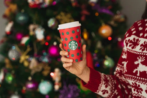 New York, Usa - 24 Kasım 2019: Bir Starbucks Yeni 2019 Noel Tatil Kupası 'nı elinde tutan kadın.