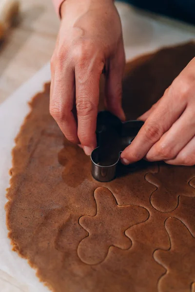 Primer plano de una mujer haciendo a mano pan de jengibre Hombres Galletas con Met — Foto de Stock