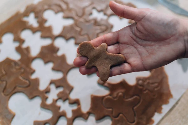 Mujer joven haciendo galletas de jengibre. Preparación para Christma — Foto de Stock