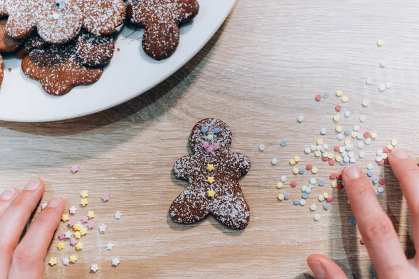 Decoración de galletas de jengibre hombre. Galletas de Navidad caseras . — Foto de Stock