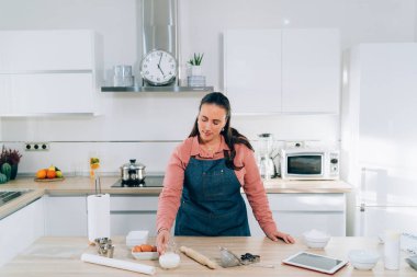 Genç bayan evde Noel kurabiyeleri hazırlıyor. El yapımı Ginger.