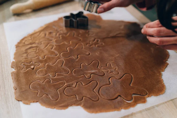 Close up of a Woman Hand Making Gingerbread Men Galletas con cortador de metal. Preparación para Navidad Galletas de jengibre hechas a mano — Foto de Stock
