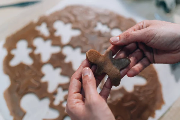 Fondo con pan de jengibre Hombres masa para galletas de Navidad — Foto de Stock