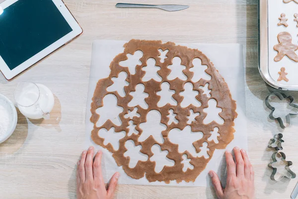 Fondo con pan de jengibre Hombres masa para galletas de Navidad — Foto de Stock