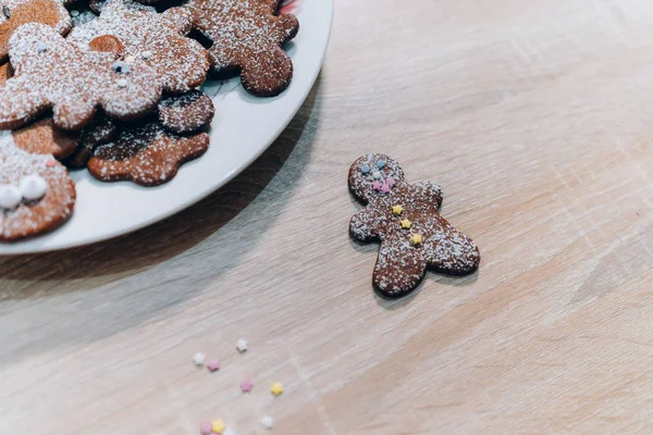 Decoración de galletas de jengibre hombre. Galletas de Navidad caseras . — Foto de Stock