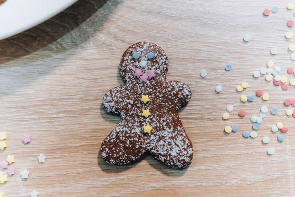 Lebkuchen dekorieren. Weihnachtsplätzchen selbst gebacken. — Stockfoto