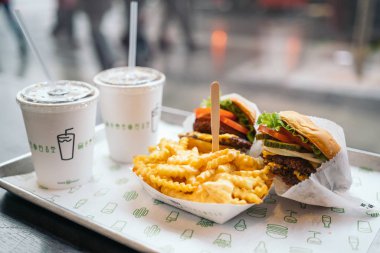 Londra, Birleşik Krallık - 02 Ocak 2020: Shake Shack Hamburger, Londra. Domates salatası ve soğanlı duble çizburger, Peynirli patates kızartması ve milkshake..