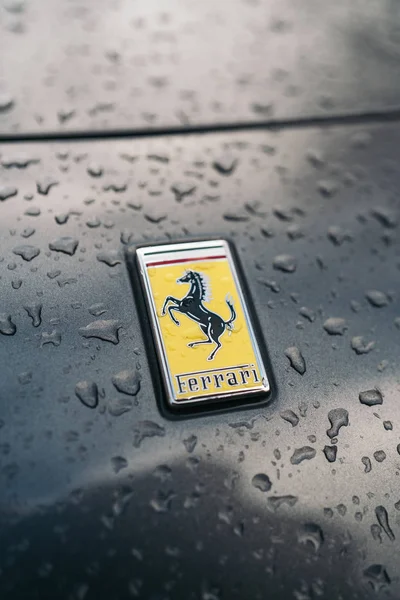 LONDRA, REGNO UNITO - 02 gennaio 2020: Primo piano del logo Ferrari su un'auto grigia con gocce d'acqua. Il team Scuderia Ferrari fu fondato da Enzo Ferrari nel 1929 . — Foto Stock