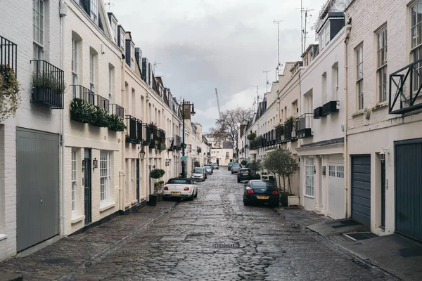 Λονδίνο, Ηνωμένο Βασίλειο - 2 Ιανουαρίου 2020: Σειρές από σπίτια mews στην πόλη του Λονδίνου. Σπίτια σε Mews είναι ένα από τα πιο πολυτελή και επιθυμητά στο Λονδίνο — Φωτογραφία Αρχείου