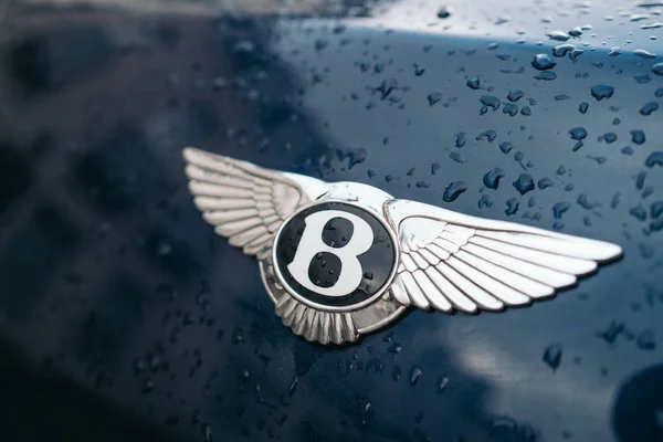 LONDRA, REGNO UNITO - 02 gennaio 2020: Primo piano dell'emblema Bentley Bentayga, modello di SUV crossover di lusso — Foto Stock