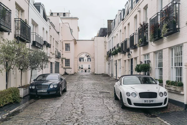 Londra, Uk - 02 Ocak 2020: Londra 'daki ahır evleri. Ahırlardaki evler Londra 'nın en lüks ve en çok arzu edilen evlerinden biridir.