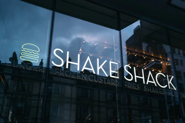 Londra, Birleşik Krallık - 02 Ocak 2020: Shake Shack Hamburger, Londra. Domates salatası ve soğanlı duble çizburger, Peynirli patates kızartması ve milkshake..
