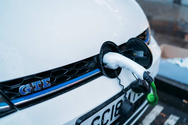 LONDRA, REGNO UNITO - 02 gennaio 2020: auto elettrica volkswagen. EV Car o auto elettrica alla stazione di ricarica con l'alimentazione del cavo di alimentazione collegato sulla strada. Energia alternativa eco-compatibile concep — Foto Stock