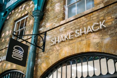Londra, Uk - 02 Ocak 2020: Uk, Covent Garden, Londra 'daki ilk Shake Shack fast food restoranı.