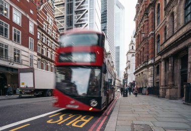 Londra, Uk - 02 Ocak 2020: Geleneksel ikonik kırmızı renkli çift katlı otobüs Londra caddesinde ilerliyor.