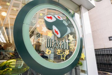 New York, Usa - 02 Ocak 2020 Wasabi Sushi ve Bento restoranı Manhattan. Wasabi mağazasının dış logosu, ana cadde suşi zinciri..