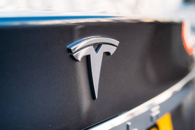 Londra, Uk - 02 Ocak 2020: Gri arka planda gümüş Tesla logosu.