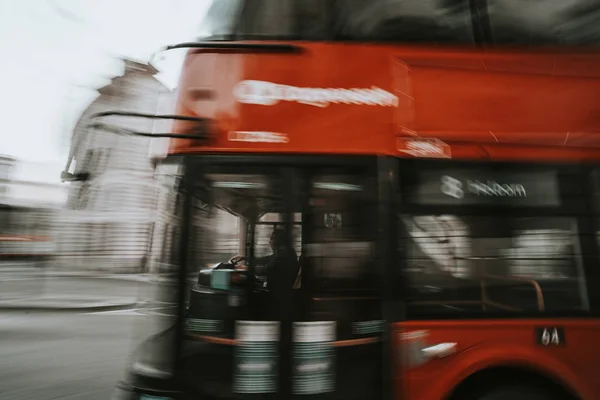 London, Storbritannien - 02 januari 2020: Traditionell ikonisk röd vintage dubbeldäckare buss på resande fot i London street. — Stockfoto
