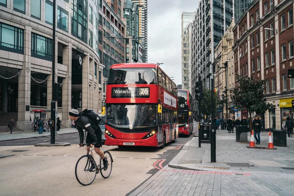 London, Storbritannien - 02 januari 2020: British Red Double Decker Bus i London stad, Storbritannien — Stockfoto